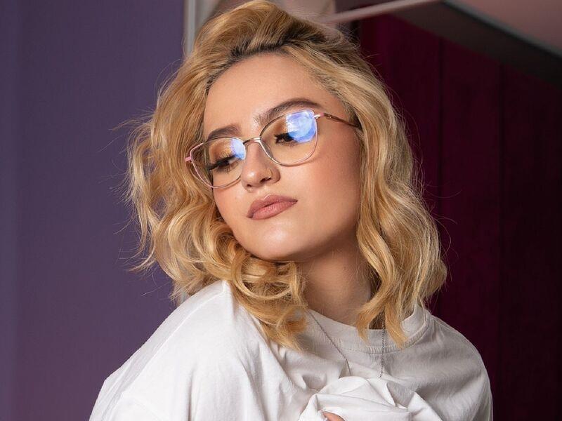 New camgirl model DakotaBellini