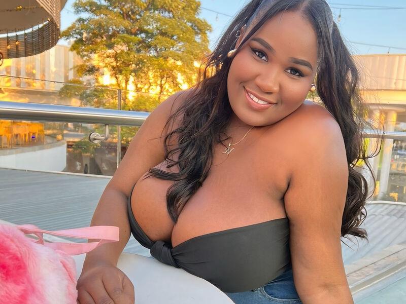 New camgirl model EmmyCastell