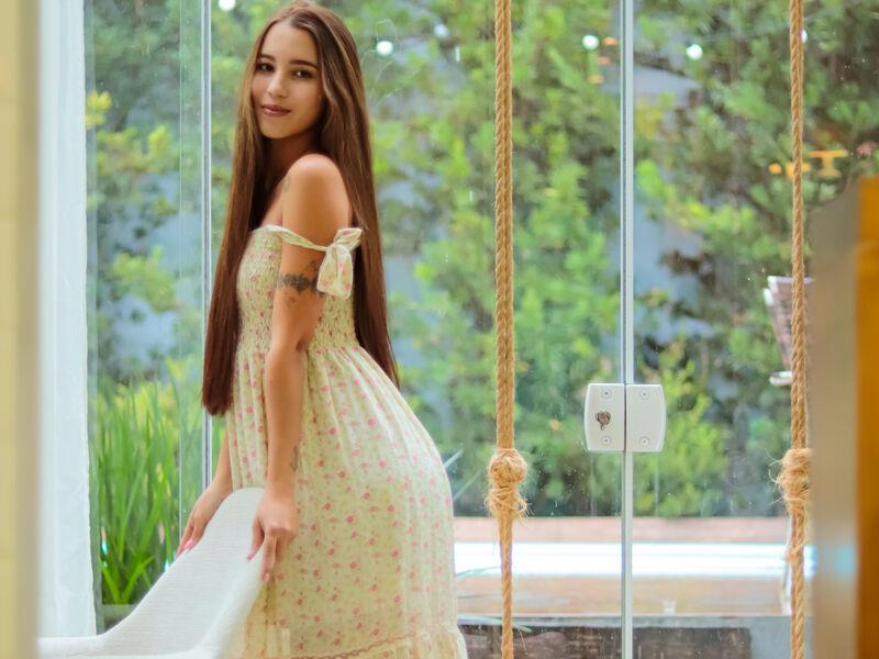 New camgirl model LeynaBell