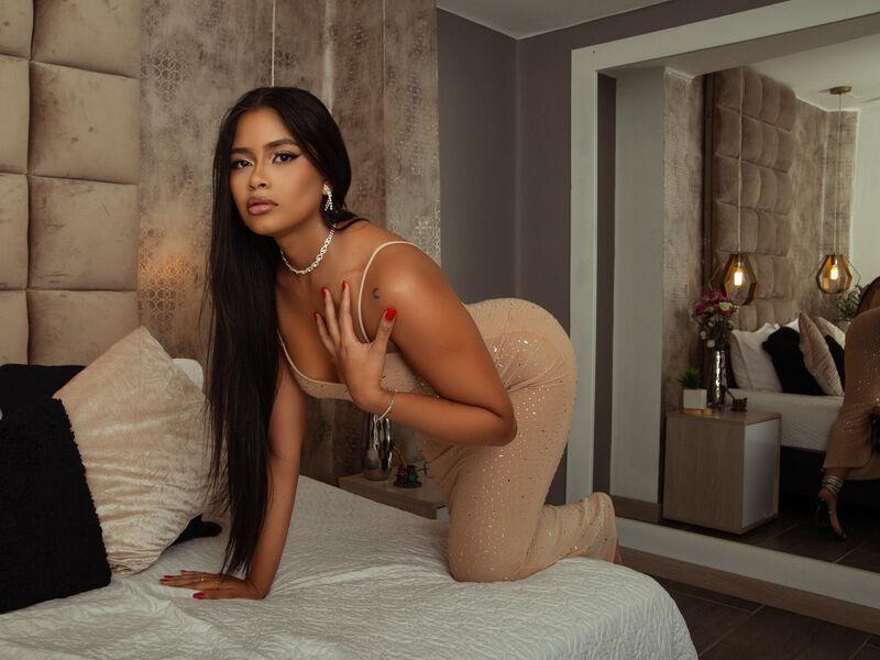 New camgirl model LunaMoretty