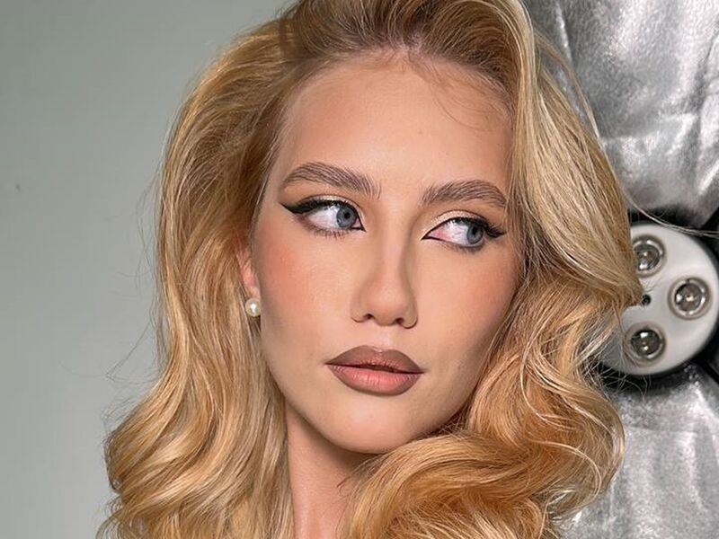 New camgirl model MiaVoitich